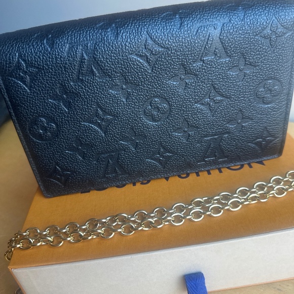 Louis Vuitton - Picture 2 of 2